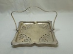 Linda fruteira, salva quadrada com alça em prata 90 inglesa E&JL EPNS. Medindo 21cm x 21cm. Leves desgastes.