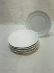 Jogo de 6 pratos de sobremesa em porcelana branca, borda com relevos. Medindo 19cm de diâmetro.