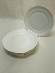 Jogo de 5 pratos de sobremesa em porcelana branca, borda com relevos. Medindo 19cm de diâmetro.