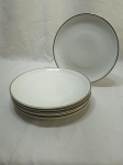 Jogo de 6 pratos rasos de mesa em porcelana Real, friso prata. Medindo 25,5cm de diâmetro. Leve desgaste em um prato.