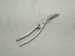 Tesoura para corte de aves em aço inox Mondial. Medindo 25cm de comprimento.