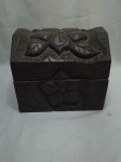 Linda caixa tipo baú em madeira entalhada com flores. Medindo 25cm x 20cm x 21cm de altura.