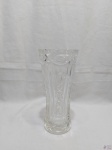 Lindo vaso floreira em cristal ricamente lapidado. Medindo 25,5cm de altura x 12cm de diâmetro.