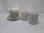 Lote composto de 2 canecas em porcelana branca e 1 caneca com bule acoplado. Medindo a caneca acoplada com o bule 11cm de altura total. Bule sem tampa.