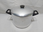Panela, caçarola com 2 alças e tampa em alumínio Rochedo Mayfair. Medindo 22,5cm x 15,5cm de altura. Leve perda na alça.