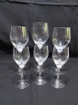 Lote de 5 taças em cristal Strauss incolor. Sendo 1 de água, 2 de tinto e 2 de licor. Uma peça quebrada.