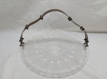 Prato de bolo com alça em metal dourado. Medindo 32,5cm de diâmetro.
