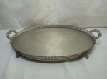 Linda e grande bandeja oval em metal prateado com borda trabalhada. Medindo 55cm x 41cm x 60cm alça a alça.