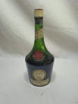 Garrafa lacrada do licor Benedictine,1 litro. Por conta do produto está lacrado, não nos responsabilizamos pela integridade do conteudo.