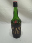 Garrafa lacrada do whisky escocês VAT 69. Por conta do produto está lacrado, não nos responsabilizamos pela integridade do conteúdo.