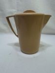 Jarra de água, suco em melanina Goyana, na cor creme. Medindo 13,5cm x 17cm de altura.