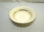 Travessa redonda funda, bowl em porcelana inglesa com friso ouro. Medindo 23,5cm x 6,5cm de altura. Friso com desgaste.