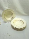 Jogo de 5 pratos fundo de massa, sopa em porcelana inglesa, friso ouro. Medindo 23cm de diâmetro. Desgaste no friso.