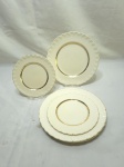 Jogo de 5 pratos em porcelana inglesa, friso ouro. Sendo 3 de mesa (23cm) e 2 de sobremesa (17,5cm). Desgaste no friso.