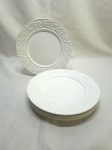 Jogo de 4 pratos rasos de mesa em porcelana Coleção Ravena by Porto Brasil com relevos. Medindo 26cm de diâmetro.