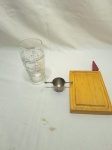 Lote de tábua para corte de queijos, copo medidor em vidro, dosador em prata 90, etc. Medindo a coquiteleira 16cm de altura.