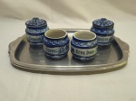 Lote de bandeja retangular em aço inox, 2 copos e 2 potiches em porcelana Monte Sião. Medindo 33cm x 23cm.