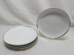 Jogo de 5 pratos rasos de mesa em porcelana Schmidt friso prata. Medindo 24,5cm de diâmetro.