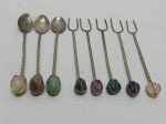 Lote de 3 colheres de chá e 5 garfos de aperitivo em metal prateado com pedra na pega. Medindo o garfo 12,5cm de comprimento.
