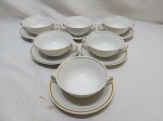 Jogo de 6 xícaras de consume em porcelana Rio Branco friso ouro. Medindo 12cm x 5cm de altura.