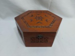 Linda caixa facetada em madeira entalhada com interior em veludo. Medindo 20,5cm x 8cm de altura.