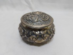 Lindo açucareiro redondo em prata de lei portuguesa ricamente trabalhada. Medindo 7cm de boca x 6,5cm de altura, pesando 150 gramas.