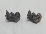 Lindo par de enfeites na forma de ave em prata de lei. Medindo 4cm x 3,5cm de altura, pesando ao todo 58 gramas. Contrastada.