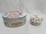 Lote de 2 caixas em porcelana, sendo uma oval e uma redonda. Medindo a maior 14cm x 10cm x 5cm de altura, com bicado na parte interna da tampa.