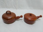 Lote de 2 molheiras redondas com tampa e alça em cerâmica crua. Medindo 11,5cm x 4,5cm de altura. Bicado na borda e tampa adaptada.