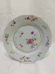 Cia das índias - Prato decorativo em pasta de porcelana chinesa "Família Rosa", dinastia Qing, período Qianlong. Medindo 23cm de diâmetro. Leve fio de cabelo na borda.