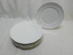 Jogo de 6 pratos de mesa em porcelana branca com relevo na borda. Medindo 25cm de diâmetro.