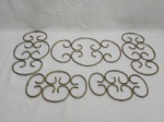 Jogo de 5 descansos de panela tipo rococo em metal prateado. Medindo o maior 30cm x 17cm.