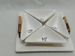 Bandeja quadrada com 4 petisqueiras em cerâmica vitrificada. Medindo 19,5cm x 19,5cm.