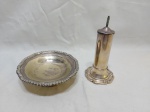 Lote de paliteiro e salva em prata 90, sendo a salva, prata 90 inglesa. Medindo o paliteiro 7,5cm de base x 15cm de altura.