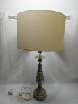 Lindo abajur em prata 90 cinzelada com cúpula em tecido. Funcionando perfeitamente. Medindo 57cm de altura, cúpula em tecido 40cm x 25cm de altura.