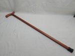 Linda banqueta quadrada, tira botas em madeira nobre. Medindo 23cm x 23cm x 27cm de altura.