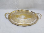 Bandeja oval em prata 90 com fundo cinzelado e borda recortada. Medindo 42,5cm x 32cm x 50,5cm alça a alça. Necessita de banho