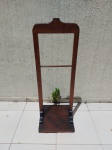 Lindo cabideiro de pé em madeira nobre. Medindo 40cm x 40cm x 113cm de altura.