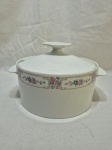 Sopeira redonda com 2 alças e tampa em porcelana Renner Medaillon borda floral com friso ouro. Medindo 21cm x 10cm de altura. Leve bicado.