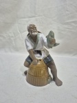 Escultura de pescador oriental em porcelana com policromia. Medindo 17cm de altura. Restauro no braço.