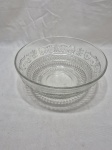 Bowl, saladeira em vidro incolor ricamente moldado com relevos. Medindo 26cm x 11cm de altura.