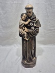 Escultura de Santo Antonio com menino Jesus em gesso pintado. Medindo 39cm de altura. Restauro na cabeça.