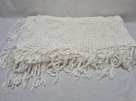 Cobre leito, colcha de casal em crochê antigo com franjas. Medindo 230cm x 140cm.
