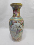 Lindo vaso floreira bojudo em porcelana oriental floral com gueixas. Medindo 13cm de bojo x 32cm de altura.