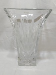 Vaso floreira retangular em grosso cristal polones lapidado. Medindo 18,5cm x 16cm x 29,5cm de altura.