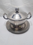Sopeira redonda com 2 alças, tampa e presentuir em aço inox Luzalite. Medindo a sopeira 20,5cm x 13,5cm de altura.