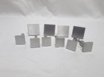 Jogo de 10 puxadores em alumínio. Medindo os maiores 4cm x 4cm e os menores 3cm x 3cm.