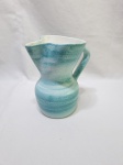 Linda jarra de água, suco em cerâmica Valdemora azul pintada. Medindo 18,5cm de altura.