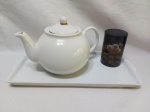 Lote de bandeja retangular com bule de chá em porcelana e caixa de chá em metal. Medindo a bandeja 35cm x 17cm.