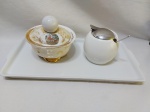 Lote de bandeja retangular com açucareiro e potiche em porcelana. Medindo a bandeja 35cm x 17cm.